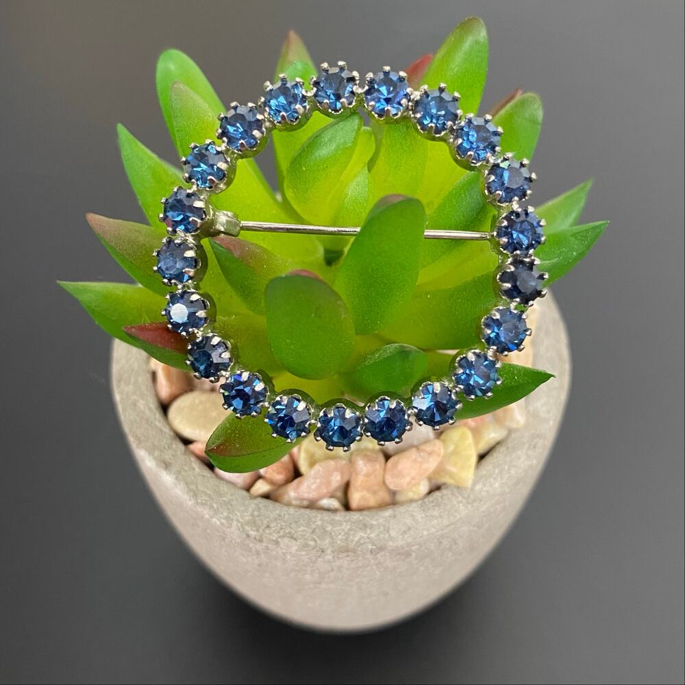 Vintage 50s Sapphire Blue Rhinestone Circle Brooch Silver Eternity Wreath Pin